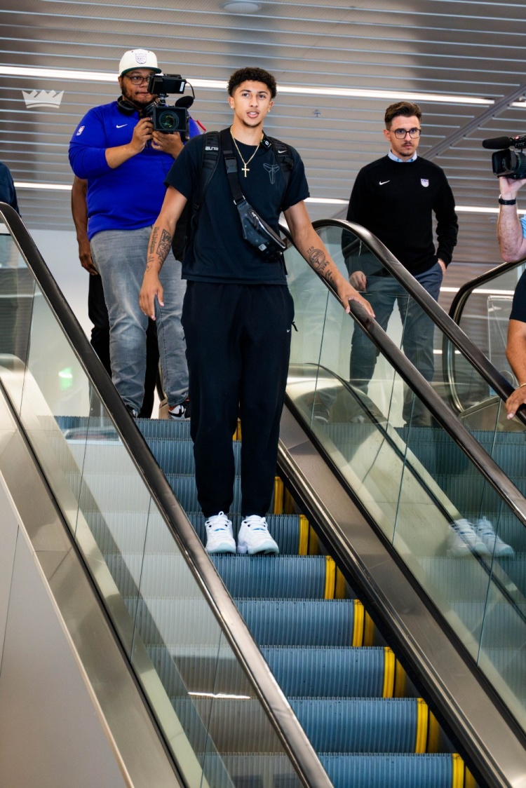 自曝科密身份！新秀尼克-克利福德身着科比T恤前往国王队报到