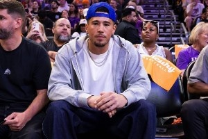 体育APP-支持同城球队！布克&amp;杰伦-格林等人观战WNBA！