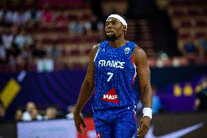 开云体育-挑大梁！亚布塞莱打满首节5中4独得12分 三分3中2