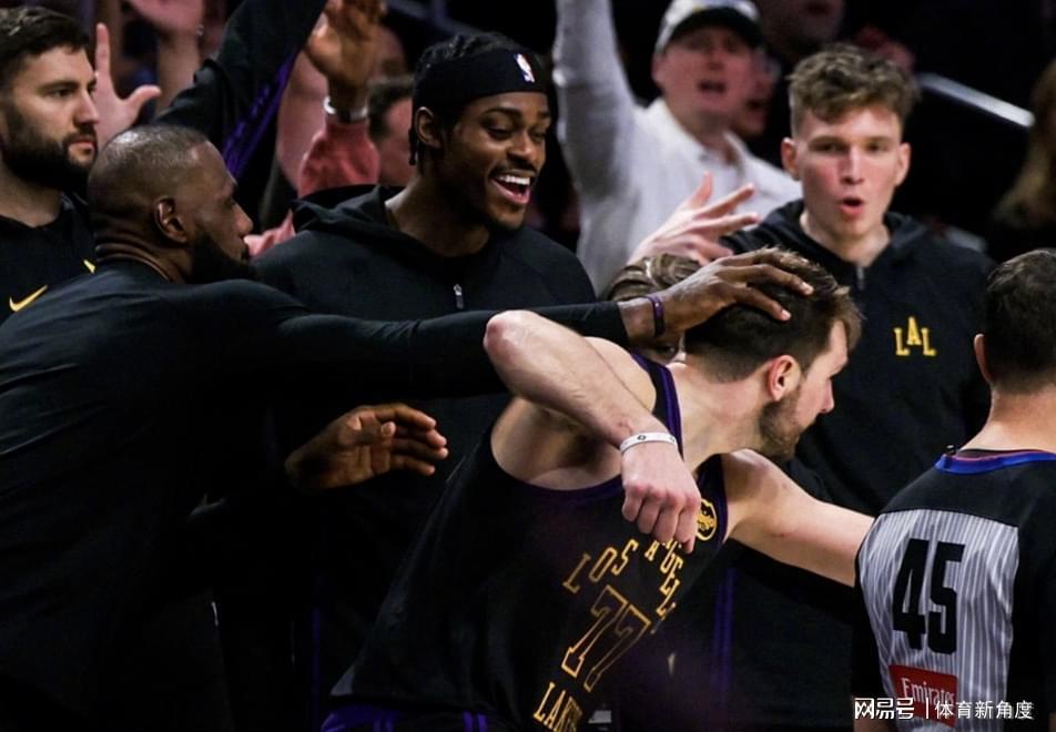 Kaiyun-突发！东契奇“溜号”洛杉矶！湖人这下要“头大”咯……